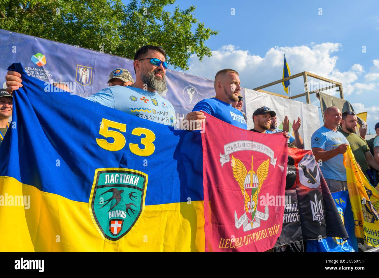 Kiev, Ucraina - 2d agosto 2025: Veterani di guerra ucraini che espongono orgogliosamente bandiere alla competizione INDISTRUTTIBILE di Kiev, celebrando la loro tenace resilienza e forza onorando al contempo il loro servizio e sacrificio Foto Stock