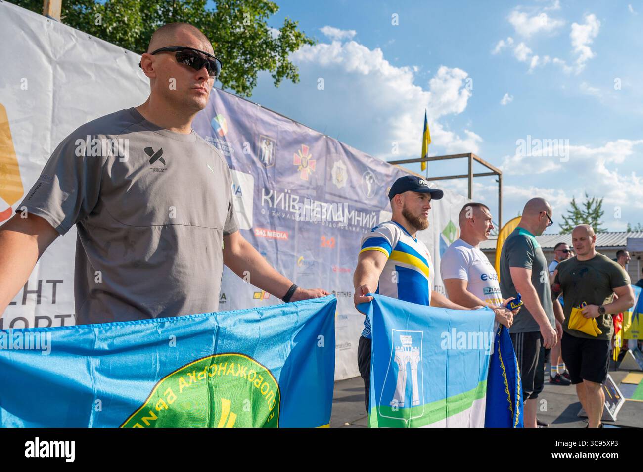 Kiev, Ucraina - 2d agosto, 2025:i veterani di guerra ucraini che tengono orgogliosamente bandiere regionali si riuniscono durante una cerimonia di premiazione durante la competizione sportiva INDISTRUTTIBILE di Kiev, celebrando il coraggio, la resilienza e lo spirito della comunità Foto Stock
