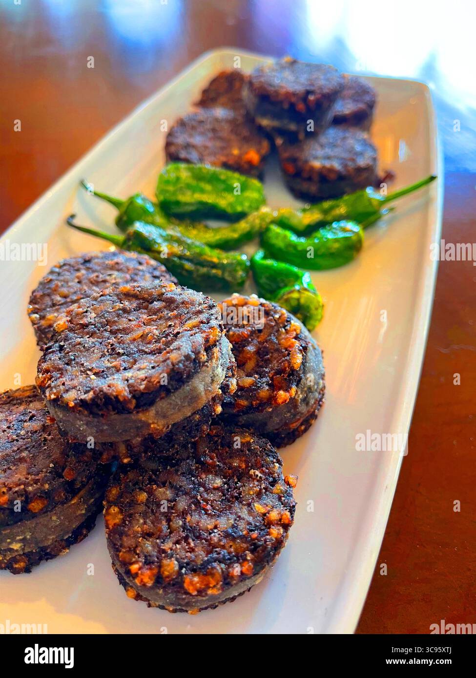 Morcilla fritta con peperoni verdi. Spagna. - Immagine stock catturata con smartphone