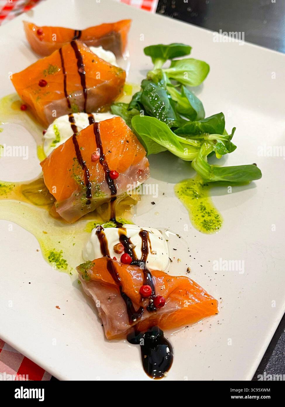 Salmone affumicato con yogurt greco, olio d'oliva, aceto di Modena e crescione d'acqua. - Immagine stock catturata con smartphone