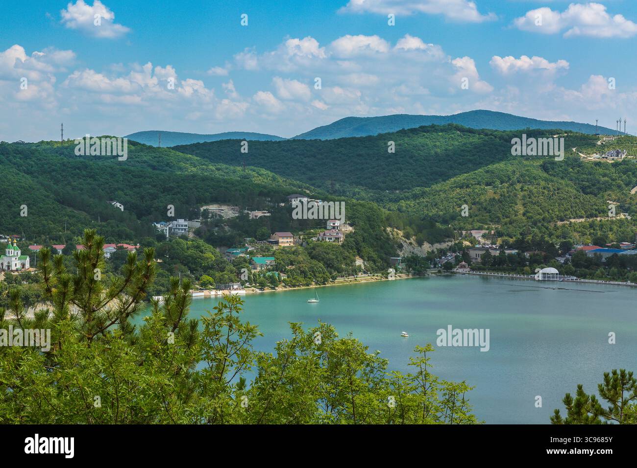 Bella vista del lago Abrau-Durso sulle montagne del Caucaso. Foto Stock
