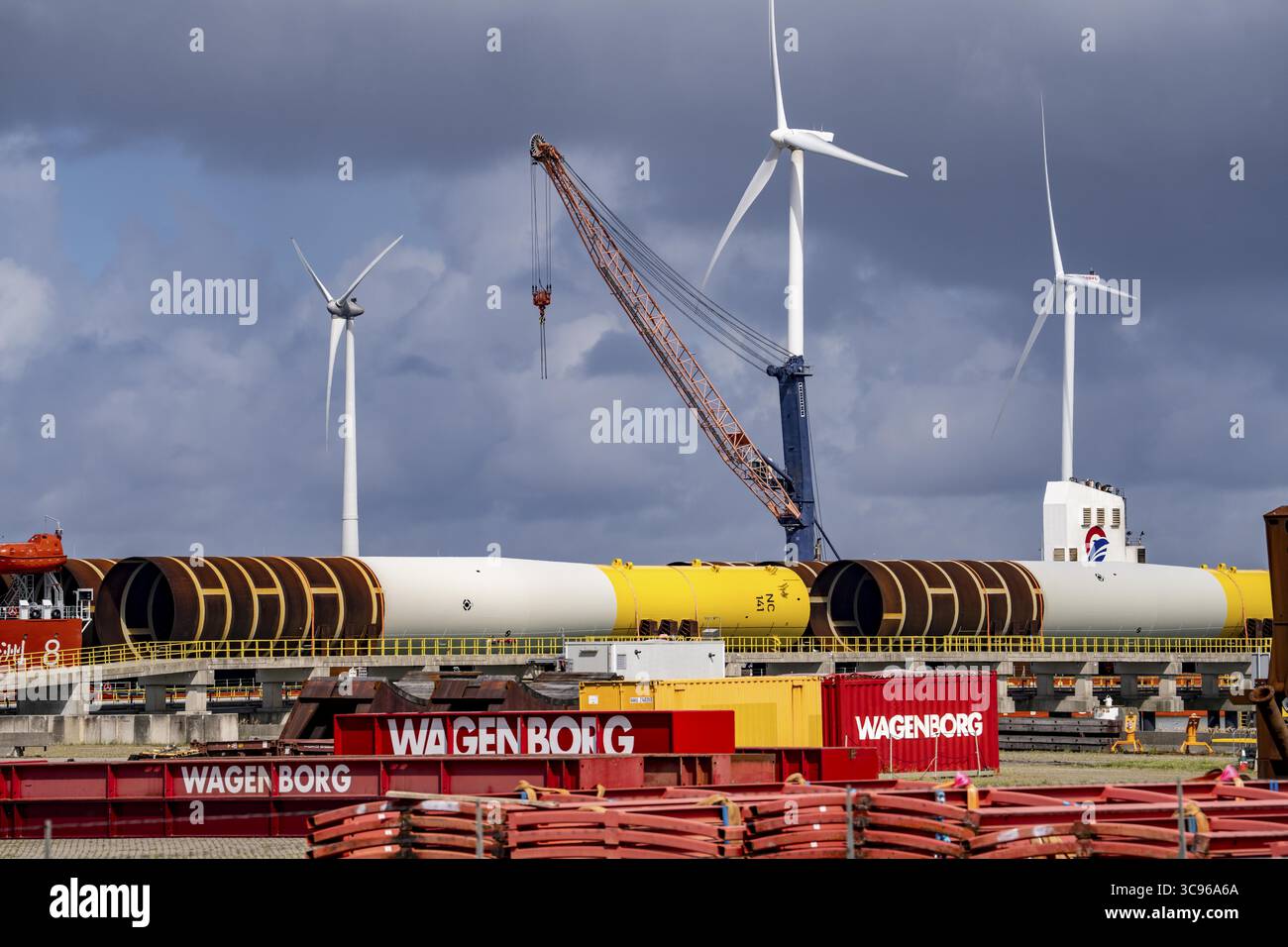 Il porto marittimo di Eemshaven, bacino di Julianahaven, dove sono immagazzinate le strutture di fondazione, le monopali, per i parchi eolici offshore, che poi sostengono la A. Foto Stock