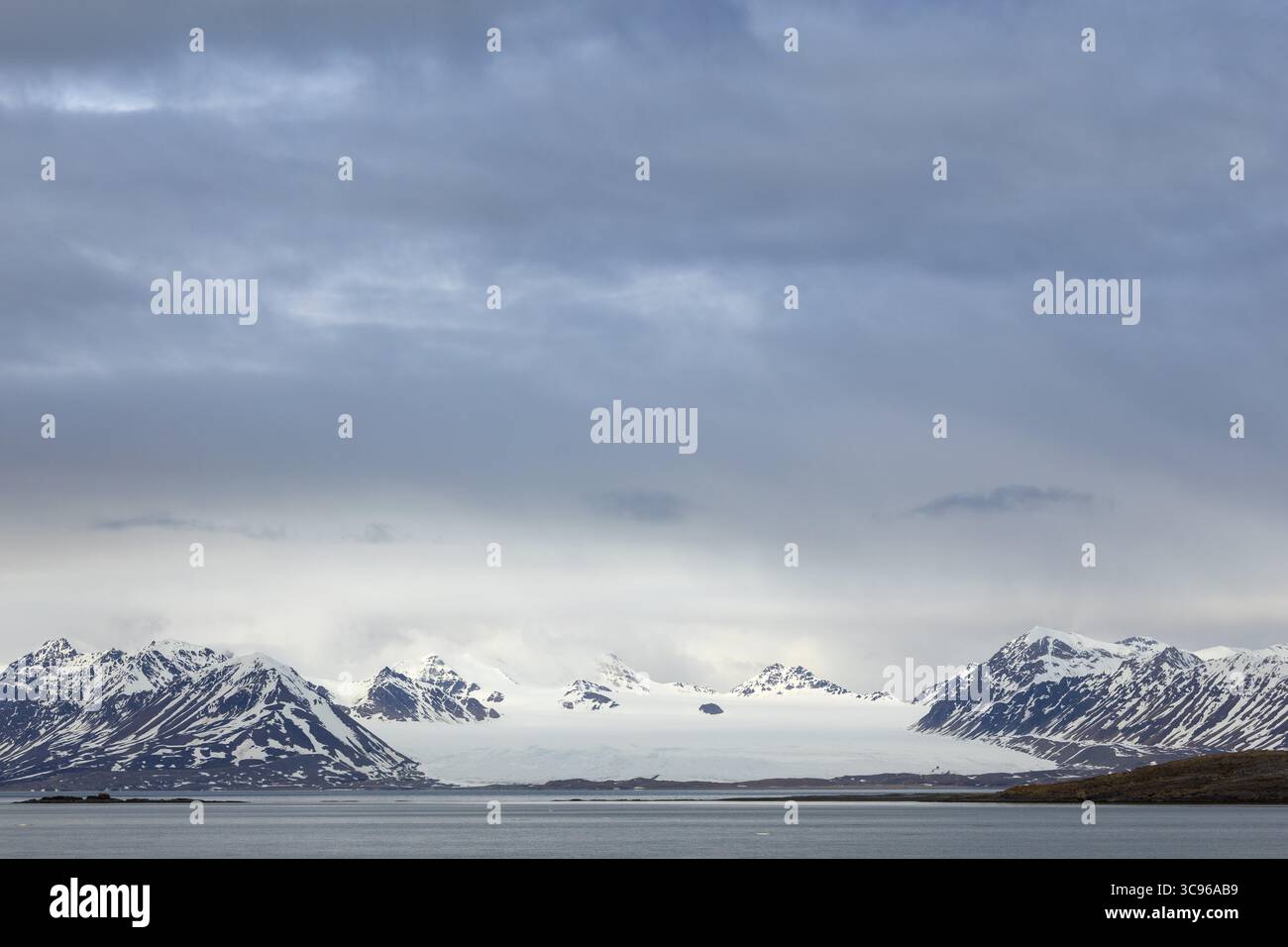 Catena montuosa, neve, mare, Bamsebu, Spitsbergen, Svalbard Foto Stock
