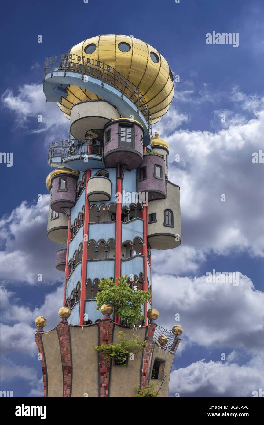 Torre del birrificio Kuchlbauer, progettata dall'artista Friedensreich Hundertwasser, Roemerstr, 5-9, Abensberg, bassa Baviera, Germania Foto Stock