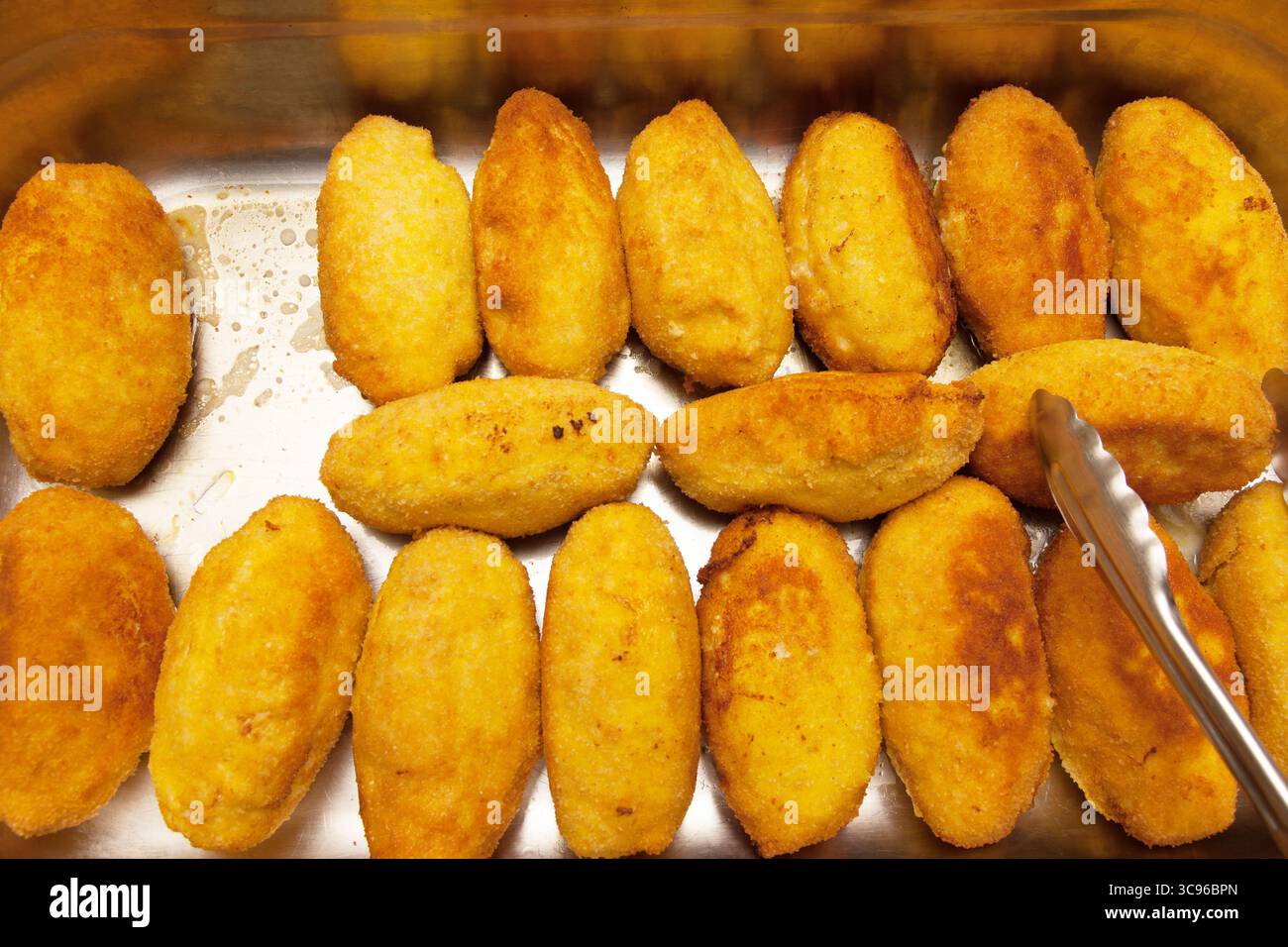 Diverse polpette fritte succose in olio, primo piano. Foto Stock