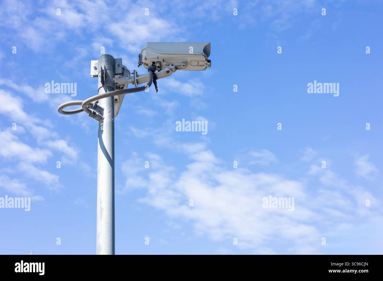 Telecamera esterna CCTV, guardia di sicurezza dell'edificio. telecamera di sorveglianza di sicurezza dell'area con sfondo blu Foto Stock