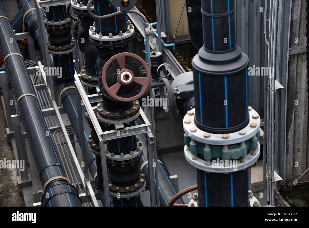 Primo piano del tubo dell'acqua, sistema di tubazioni con connettore della valvola, sistema di irrigazione di impianti industriali ad alta pressione nella torre di raffreddamento del refrigeratore Foto Stock