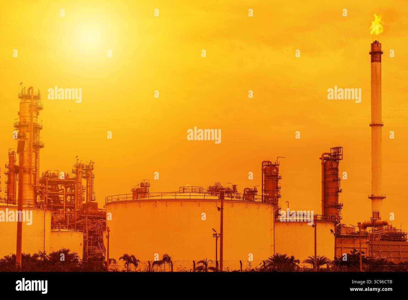 Il riscaldamento globale derivante dall'industria petrolchimica petrolifera dell'industria petrolifera e del gas impatto del concetto di gas a effetto serra Foto Stock