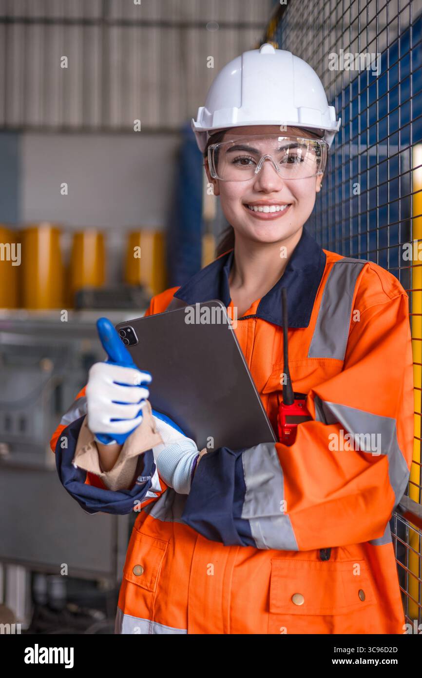 Ingegnere intelligente donne asiatiche professione robot tecnico lavoratore felice sorridere in fabbrica moderna robotica settore verticale Foto Stock