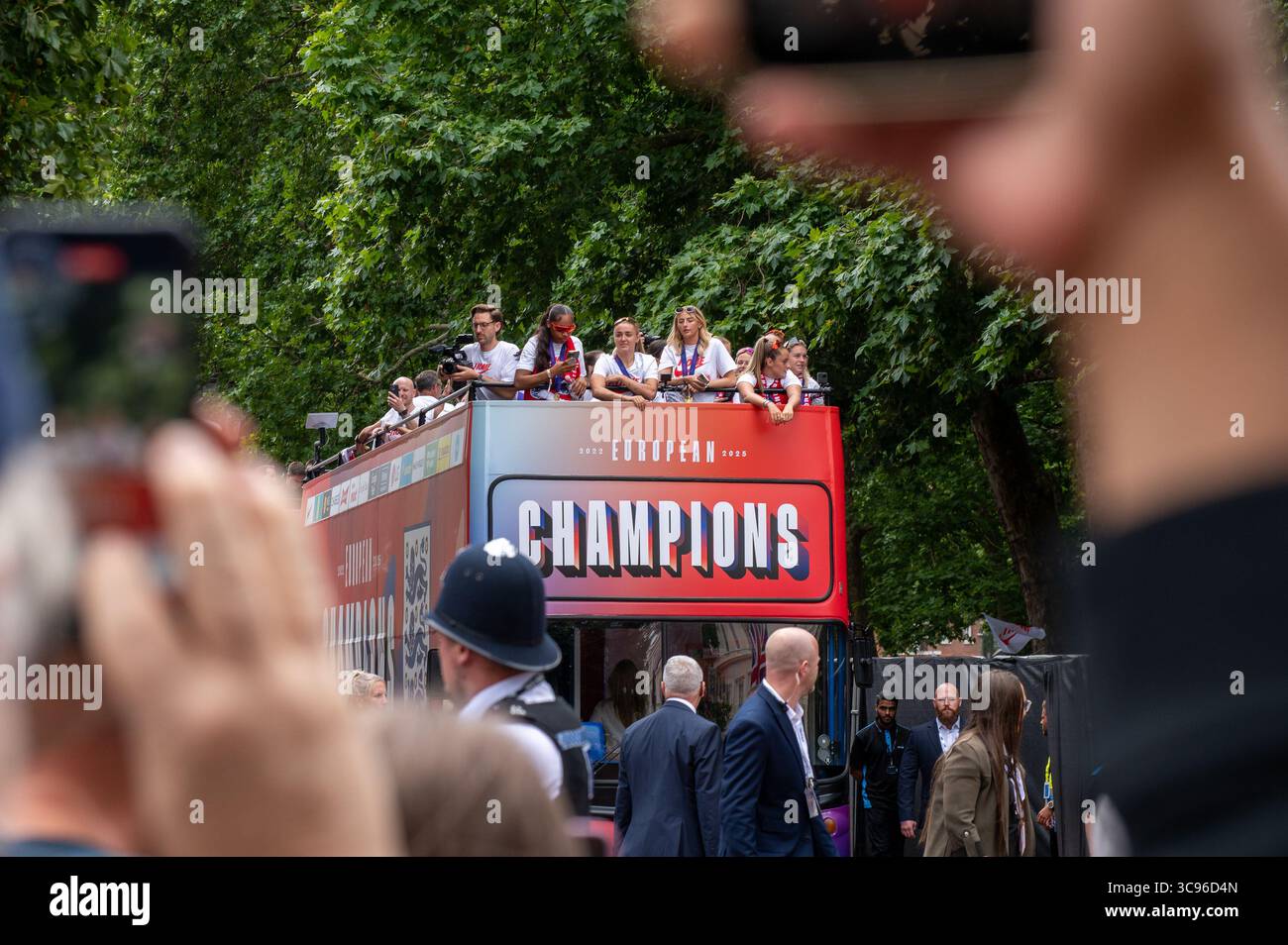 La squadra inglese di calcio femminile open top bus sfilano lungo The Mall, Londra, Regno Unito dopo aver vinto i campionati di Euro 2025. Foto Stock