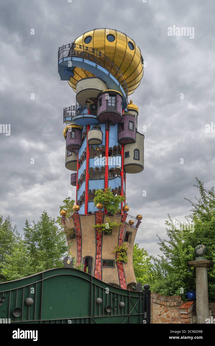 Torre del birrificio Kuchlbauer, progettata dall'artista Friedensreich Hundertwasser, Roemerstr, 5-9, Abensberg, bassa Baviera, Germania Foto Stock