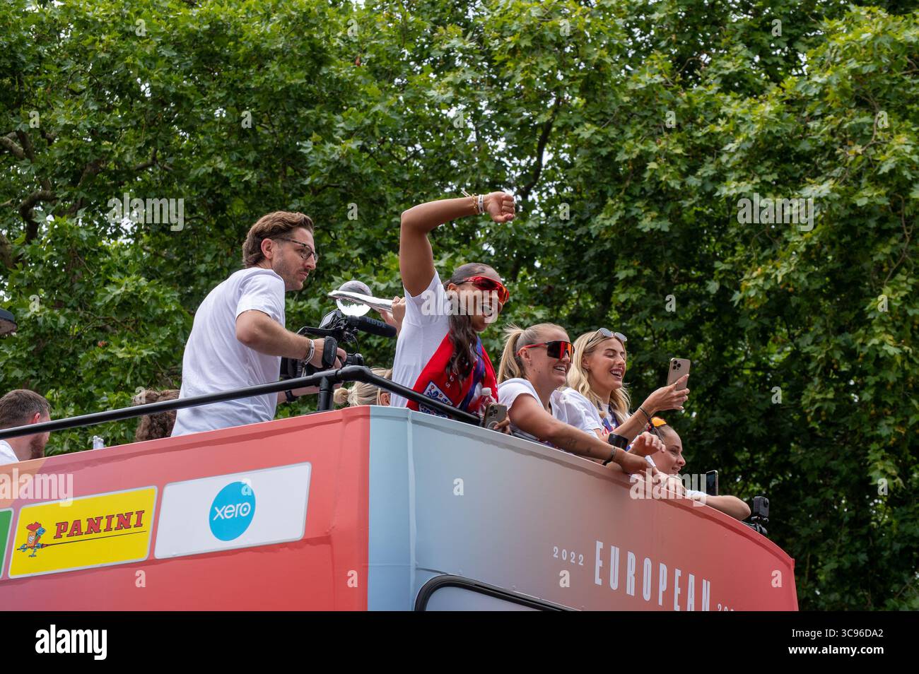La squadra inglese di calcio femminile open top bus sfilano lungo The Mall, Londra, Regno Unito dopo aver vinto i campionati di Euro 2025. Foto Stock