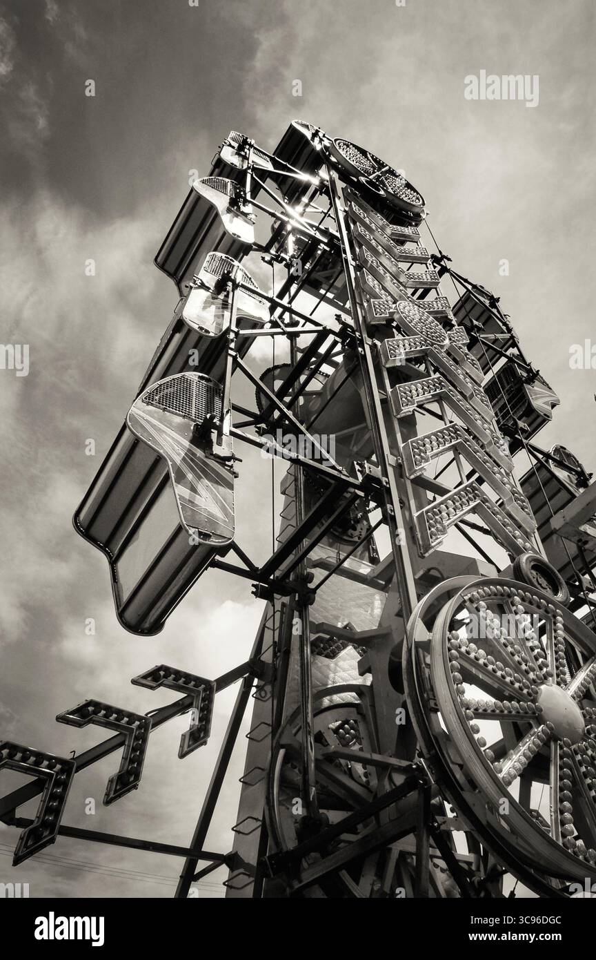 Giostra da brivido nella contea in tonalità seppia Foto Stock