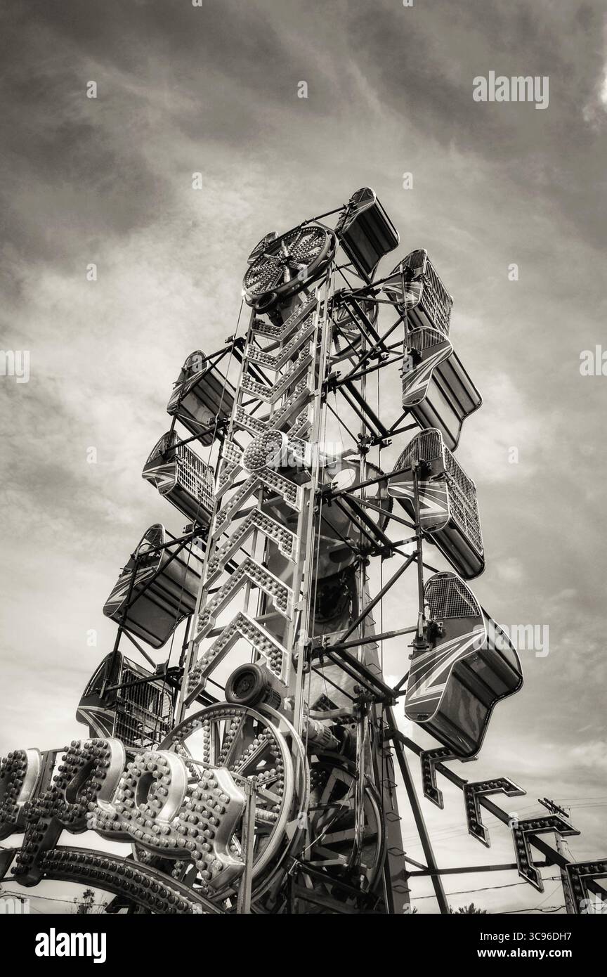 Giostra da brivido nella contea in tonalità seppia Foto Stock