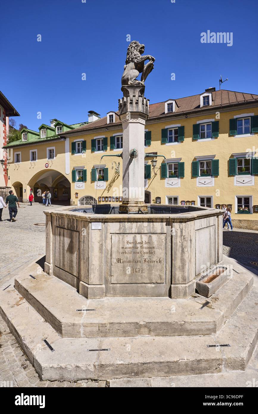 Fontana del mercato, fontana, zona pedonale, edifici storici, piazza, arco di passaggio, pedonale come motivo secondario, cielo azzurro, nuvoloso, piazza del mercato Foto Stock