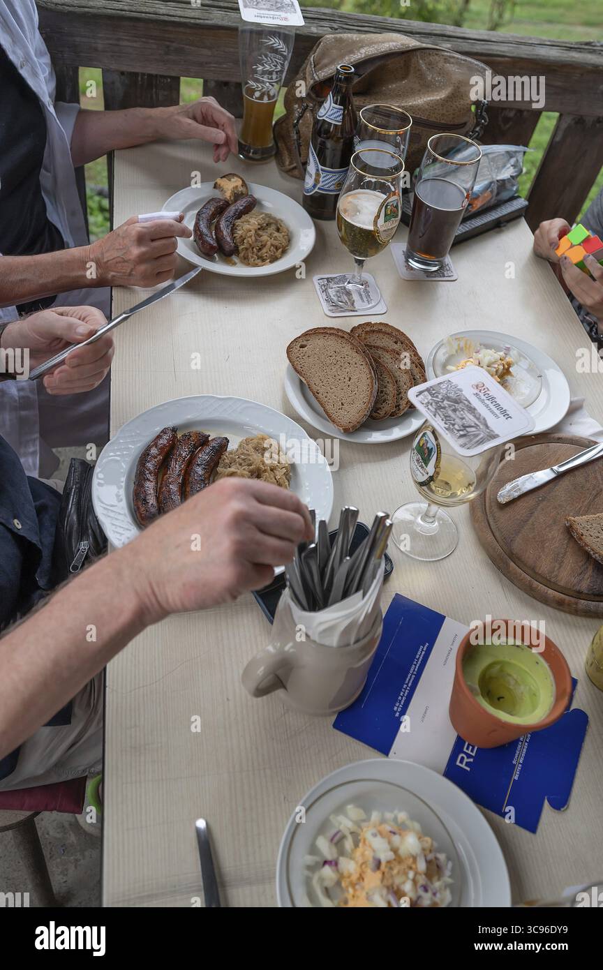 Cibo in un pub della Franconia media, salsicce con crauti e pane, Franconia media, Baviera, Germania Foto Stock
