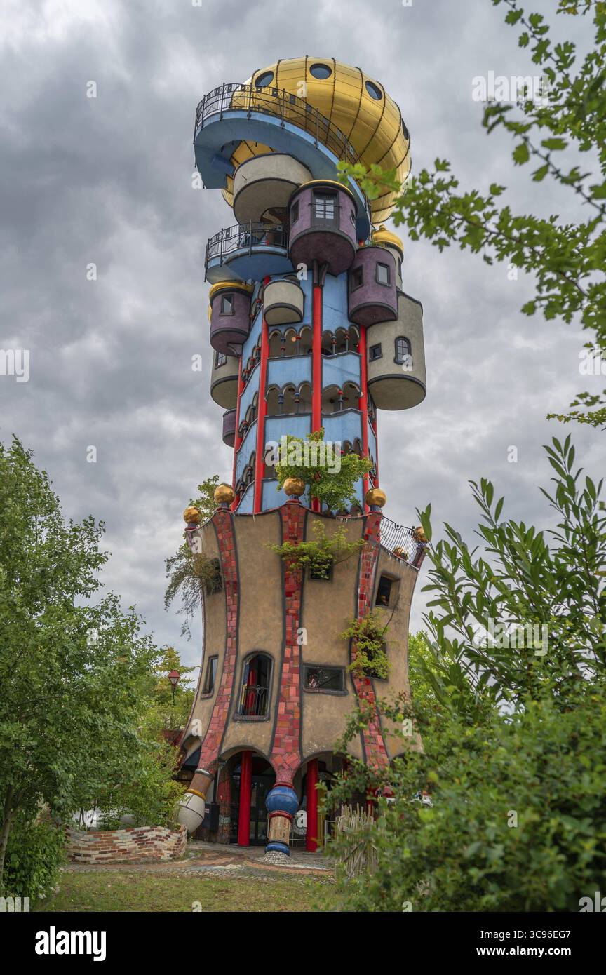 Torre del birrificio Kuchlbauer, progettata dall'artista Friedensreich Hundertwasser, Roemerstr, 5-9, Abensberg, bassa Baviera, Germania Foto Stock