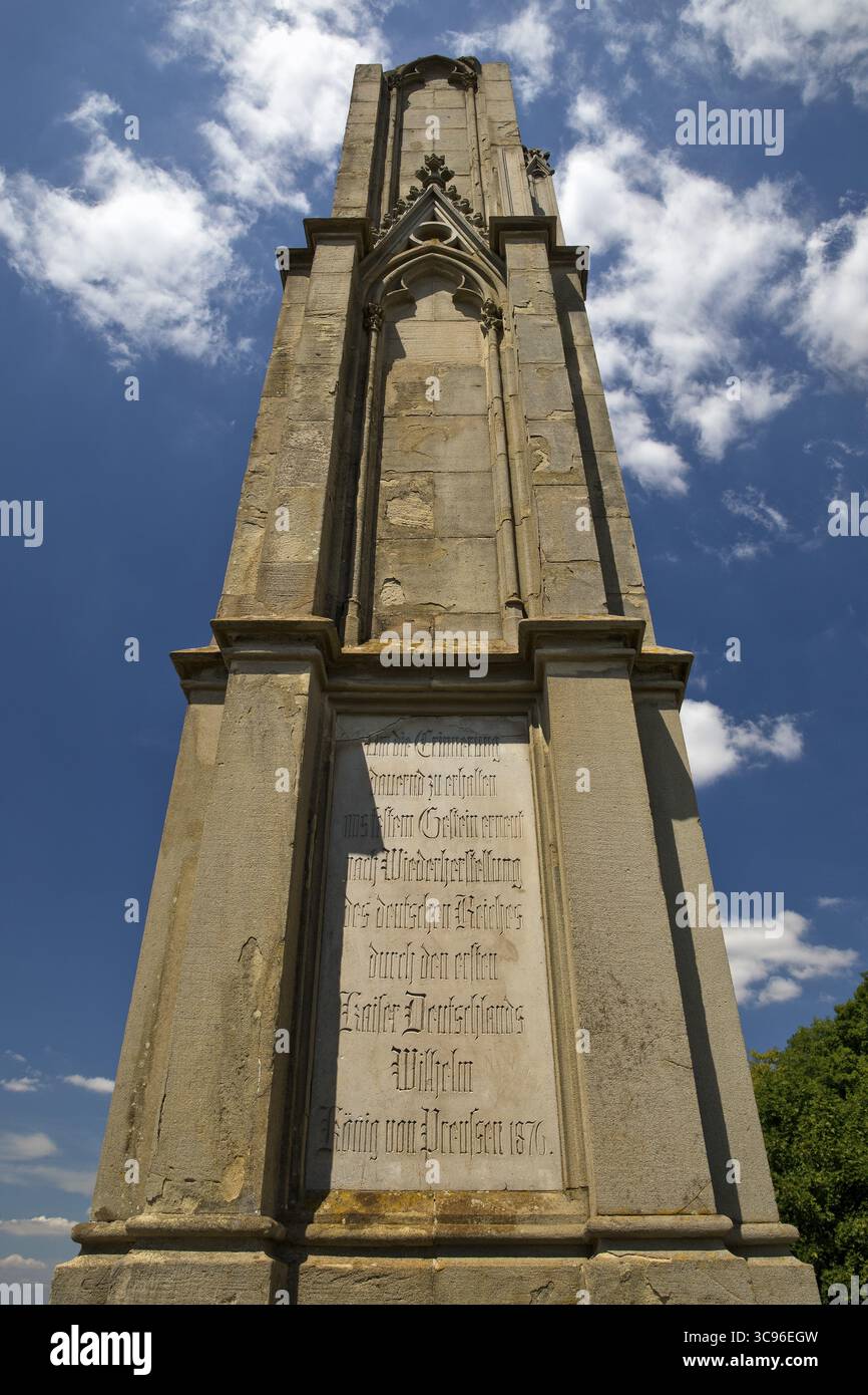 Monumento di Landsturm, pinnacolo neogotico sul monte Drachenfels, Siebengebirge, Koenigswinter, Renania settentrionale-Vestfalia, Germania Foto Stock