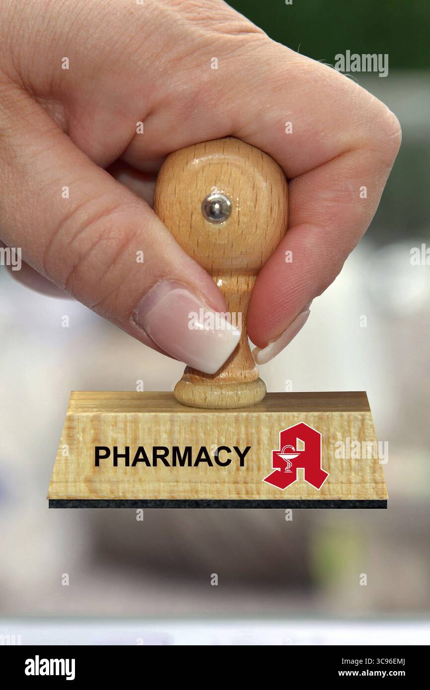 Mano con francobollo, mano della donna, iscrizione: Farmacia, farmacia online, Doc Morris, studio, bassa Sassonia, Repubblica Federale tedesca Foto Stock