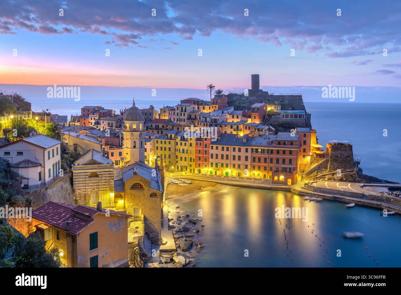 Vernazza, la Spezia, Liguria, Italia nelle cinque Terre all'alba. Foto Stock