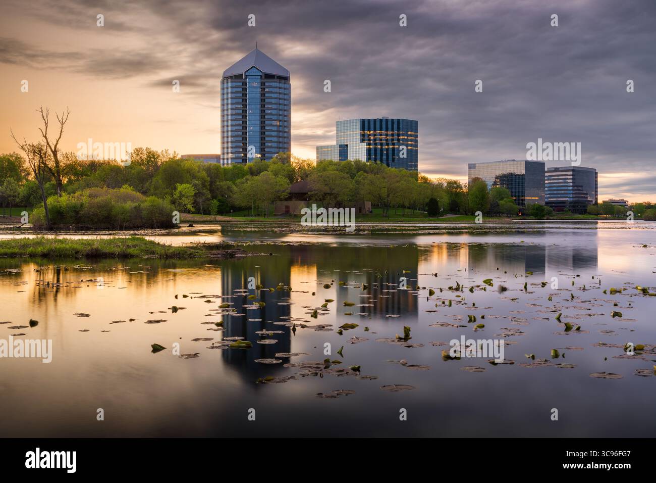 Bloomington, Minnesota, Stati Uniti, paesaggio urbano sul lago Normandale all'alba. Foto Stock