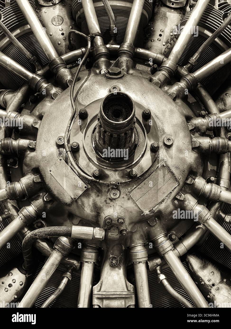 Dettaglio di un motore di un aereo d'epoca in tonalità seppia - Immagine stock catturata con smartphone