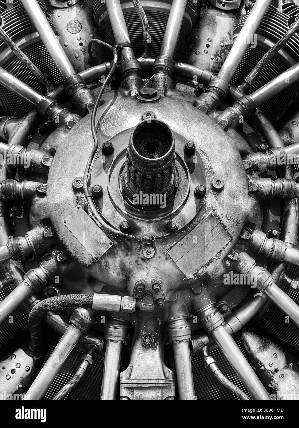 Dettaglio di un motore di un velivolo d'epoca in bianco e nero - Immagine stock catturata con smartphone