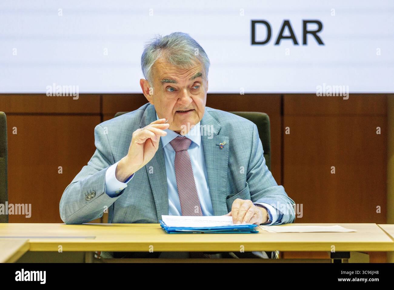 05.08.2025. Düsseldorf. Die Polizei Nordrhein-Westfalen nutzt zur Analyse ihrer Daten die Datenbankübergreifende Analyse und Recherche dar, Die auf der software Gotham des Unternehmens Palantir beruht. Die zentrale Rechercheplattform hilft, Informationen leichter zwischen den Polizeibehörden des Bundes und der Länder auszutauschen. BEI Bedrohungslagen wie Terroranschlägen oder Amokläufen kann der schnelle Zugriff auf wichtige Daten die Arbeit der Ermittlerinnen und Ermittler vereinfachen. NRW-Innenminister Herbert Reul spricht gemeinsam mit Praktikern aus der Kriminalpolizei über die Verwendun Foto Stock