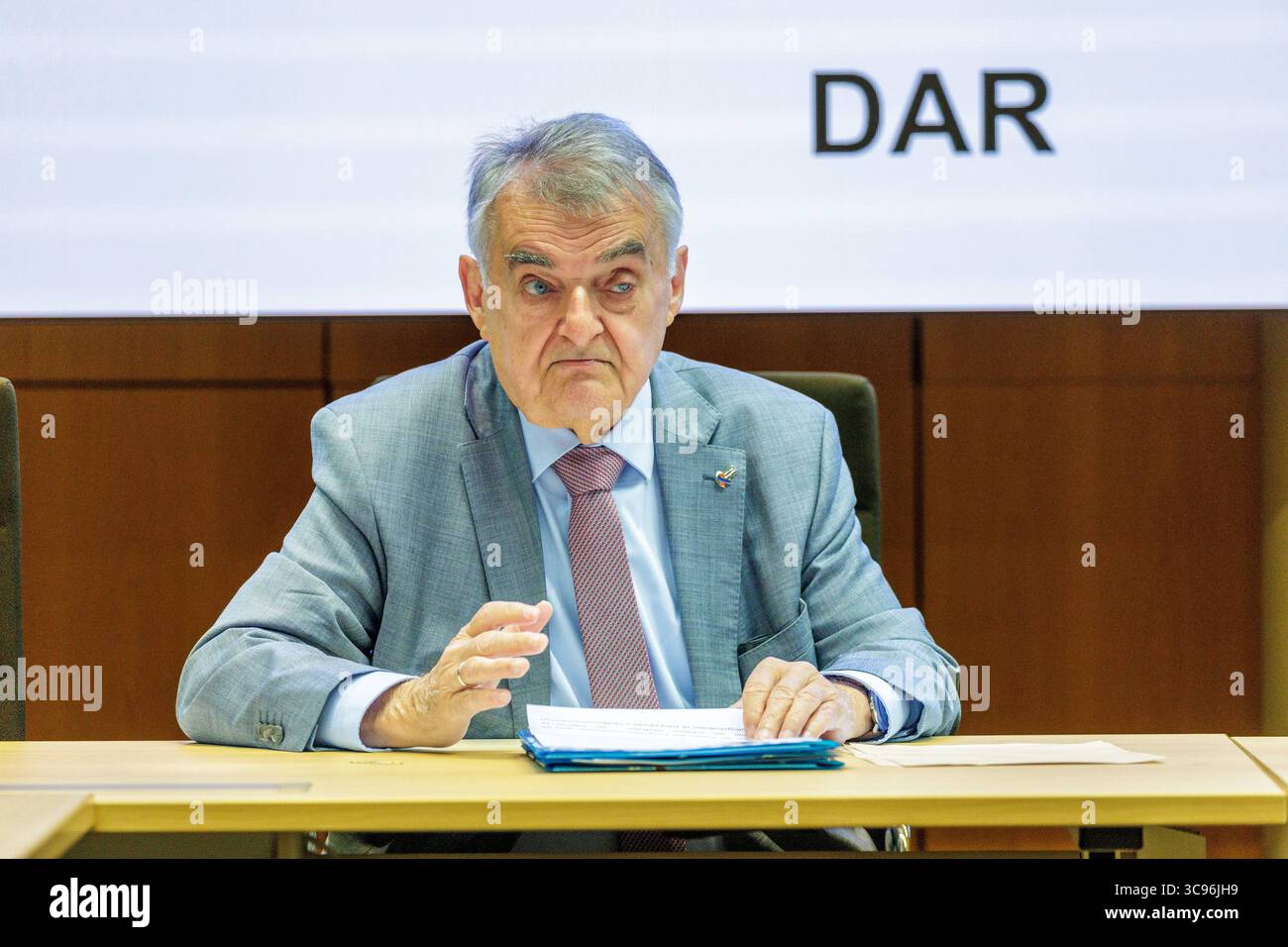 05.08.2025. Düsseldorf. Die Polizei Nordrhein-Westfalen nutzt zur Analyse ihrer Daten die Datenbankübergreifende Analyse und Recherche dar, Die auf der software Gotham des Unternehmens Palantir beruht. Die zentrale Rechercheplattform hilft, Informationen leichter zwischen den Polizeibehörden des Bundes und der Länder auszutauschen. BEI Bedrohungslagen wie Terroranschlägen oder Amokläufen kann der schnelle Zugriff auf wichtige Daten die Arbeit der Ermittlerinnen und Ermittler vereinfachen. NRW-Innenminister Herbert Reul spricht gemeinsam mit Praktikern aus der Kriminalpolizei über die Verwendun Foto Stock