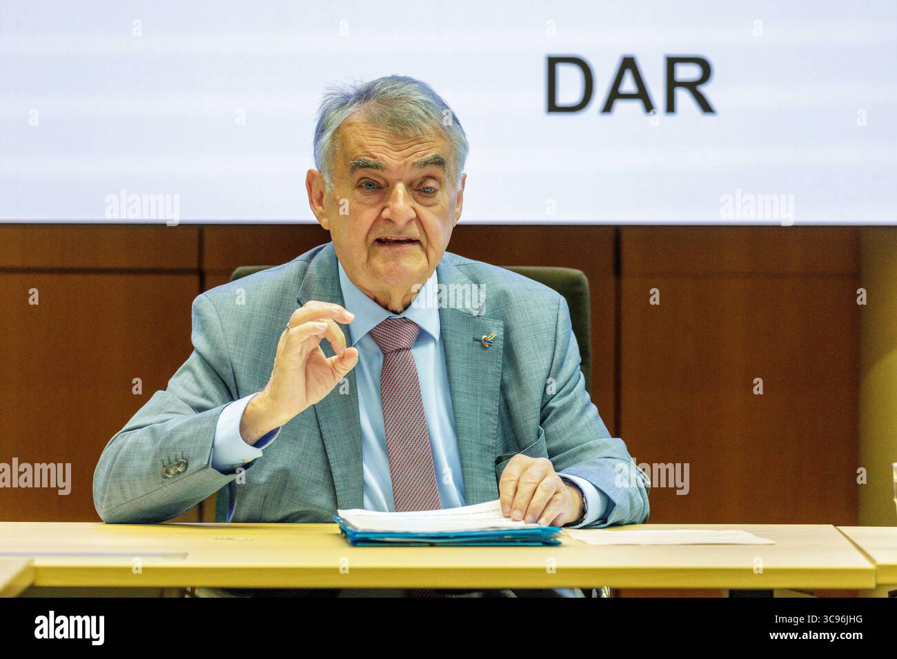 05.08.2025. Düsseldorf. Die Polizei Nordrhein-Westfalen nutzt zur Analyse ihrer Daten die Datenbankübergreifende Analyse und Recherche dar, Die auf der software Gotham des Unternehmens Palantir beruht. Die zentrale Rechercheplattform hilft, Informationen leichter zwischen den Polizeibehörden des Bundes und der Länder auszutauschen. BEI Bedrohungslagen wie Terroranschlägen oder Amokläufen kann der schnelle Zugriff auf wichtige Daten die Arbeit der Ermittlerinnen und Ermittler vereinfachen. NRW-Innenminister Herbert Reul spricht gemeinsam mit Praktikern aus der Kriminalpolizei über die Verwendun Foto Stock