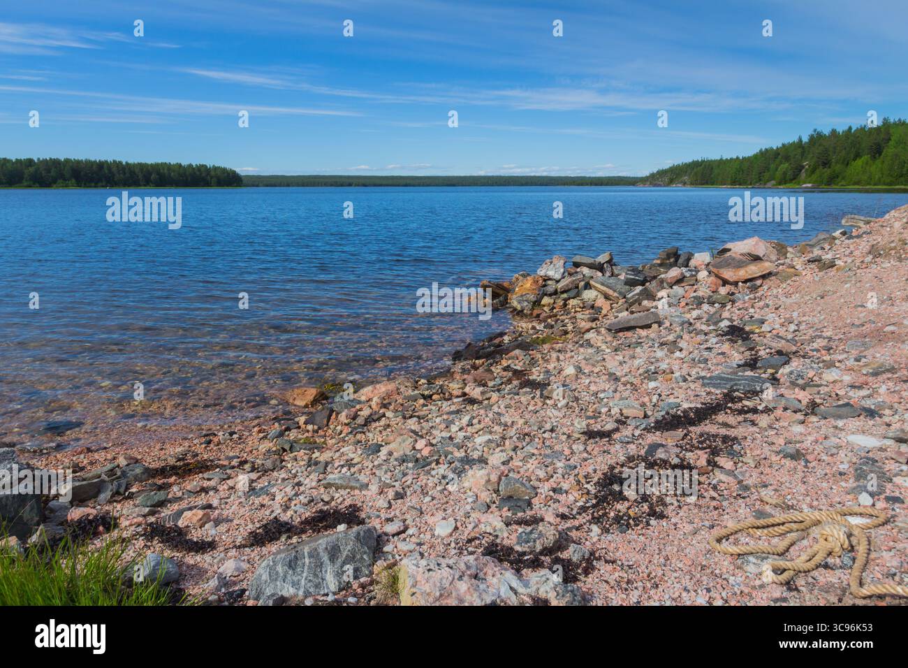 Costa del Mar bianco nella Repubblica careliana, Russia con cielo blu Foto Stock