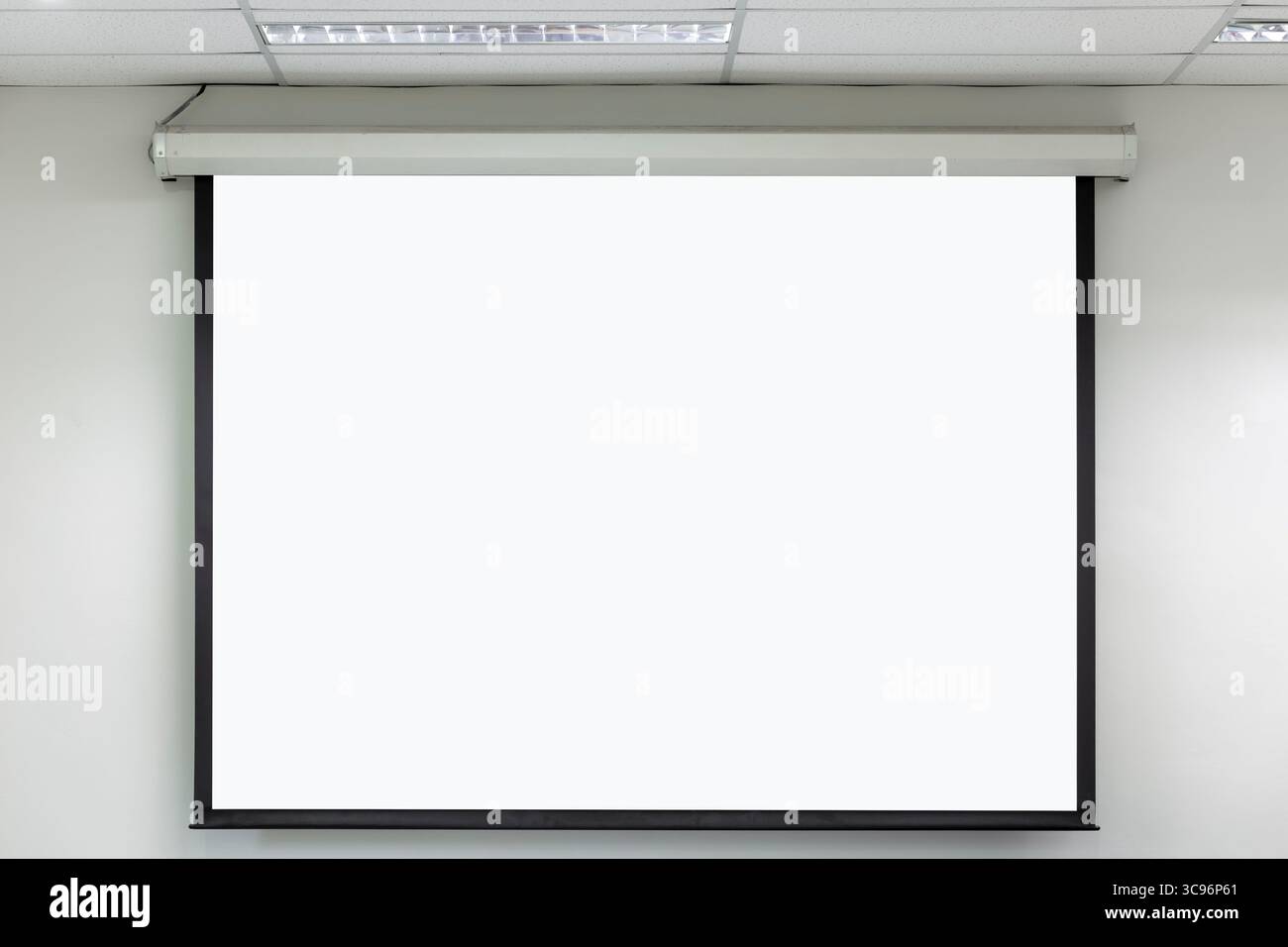 Vista frontale della sala conferenze con schermo proiettore bianco vuoto. Foto Stock