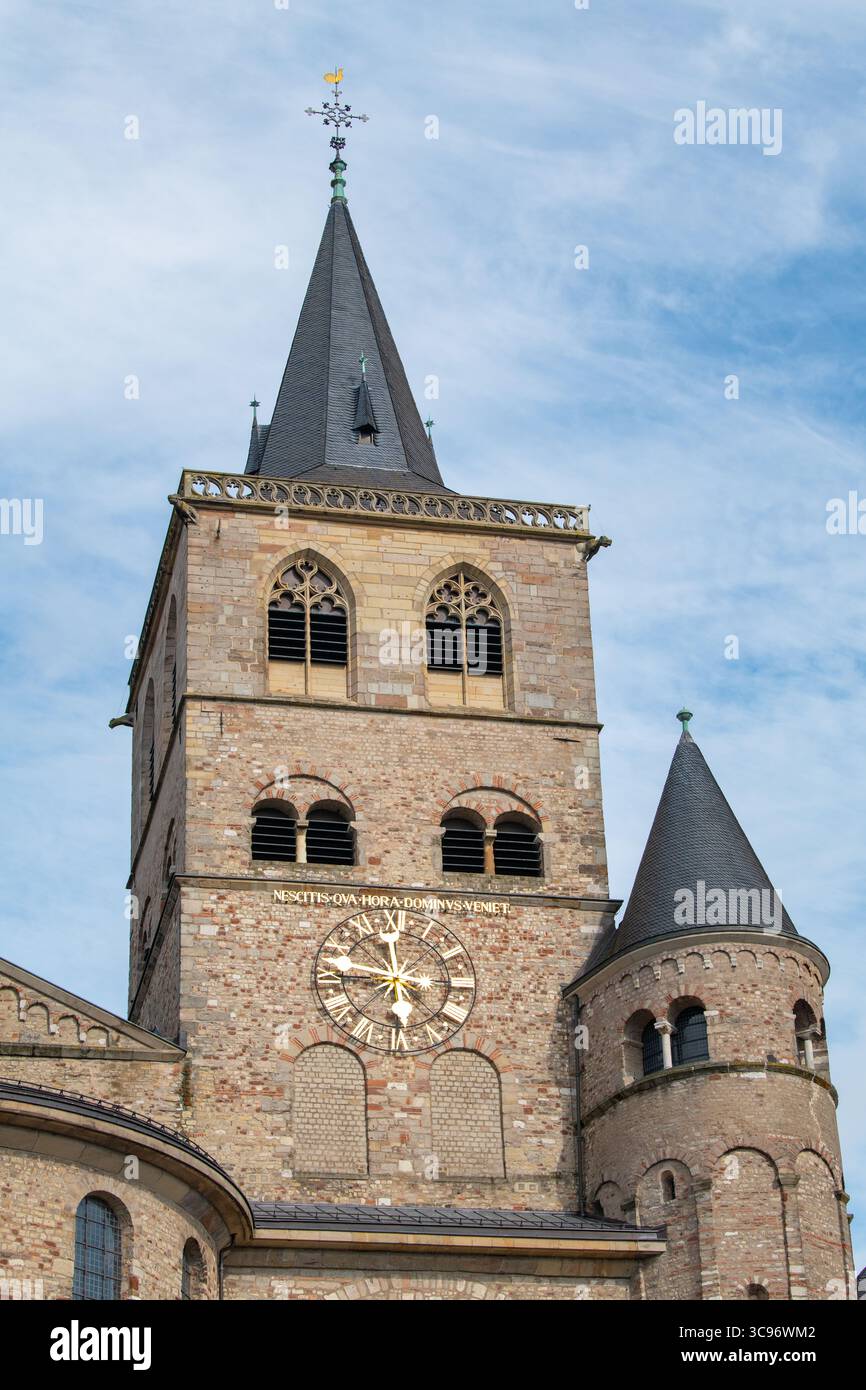 Cattedrale alta di San Pietro a Treviri, Valle della Mosella, Germania, cattedrale cattolica romana, facciata della torre in mattoni Foto Stock