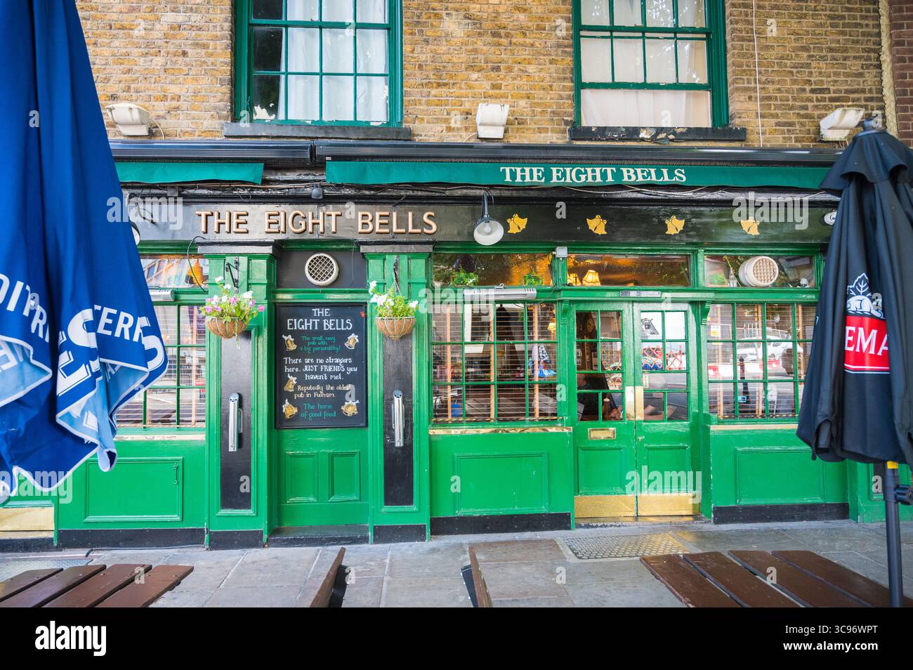 Facciata esterna del pub Eight Bells, il più antico pub di Fulham. Fulham High Street Londra Inghilterra Regno Unito Foto Stock