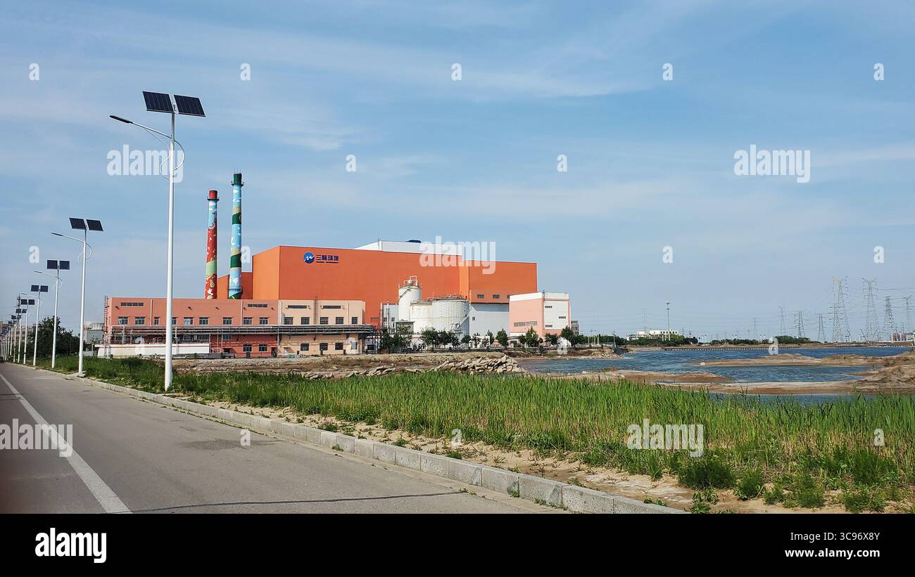 Impianto Waste-to-Energy con pile colorate e lampioni solari, Dongying Cina Foto Stock Impianto Waste-to-Energy con pile colorate e lampioni solari, Dongying Cina Foto Stock