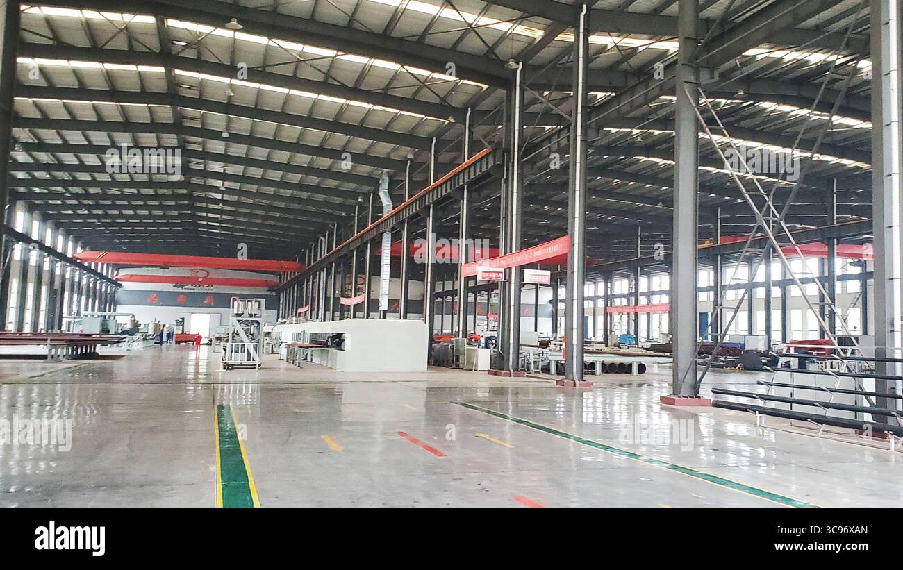Sala per la produzione di tubi in fibra di vetro Interior, Dongying Cina Foto Stock