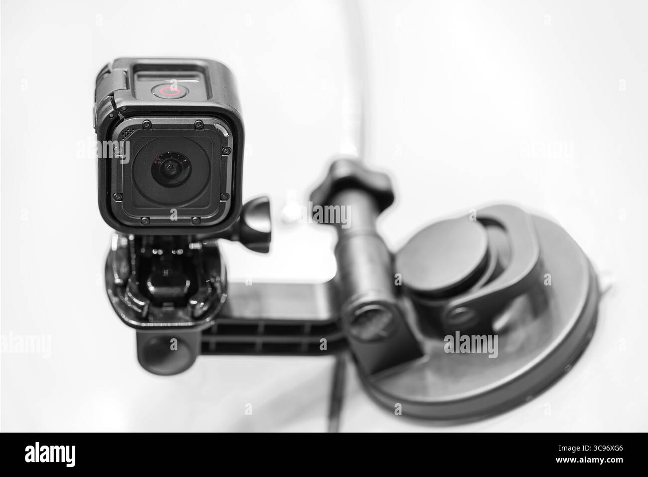 Supporto per auto per Action camera su un'auto da corsa bianca. Foto Stock