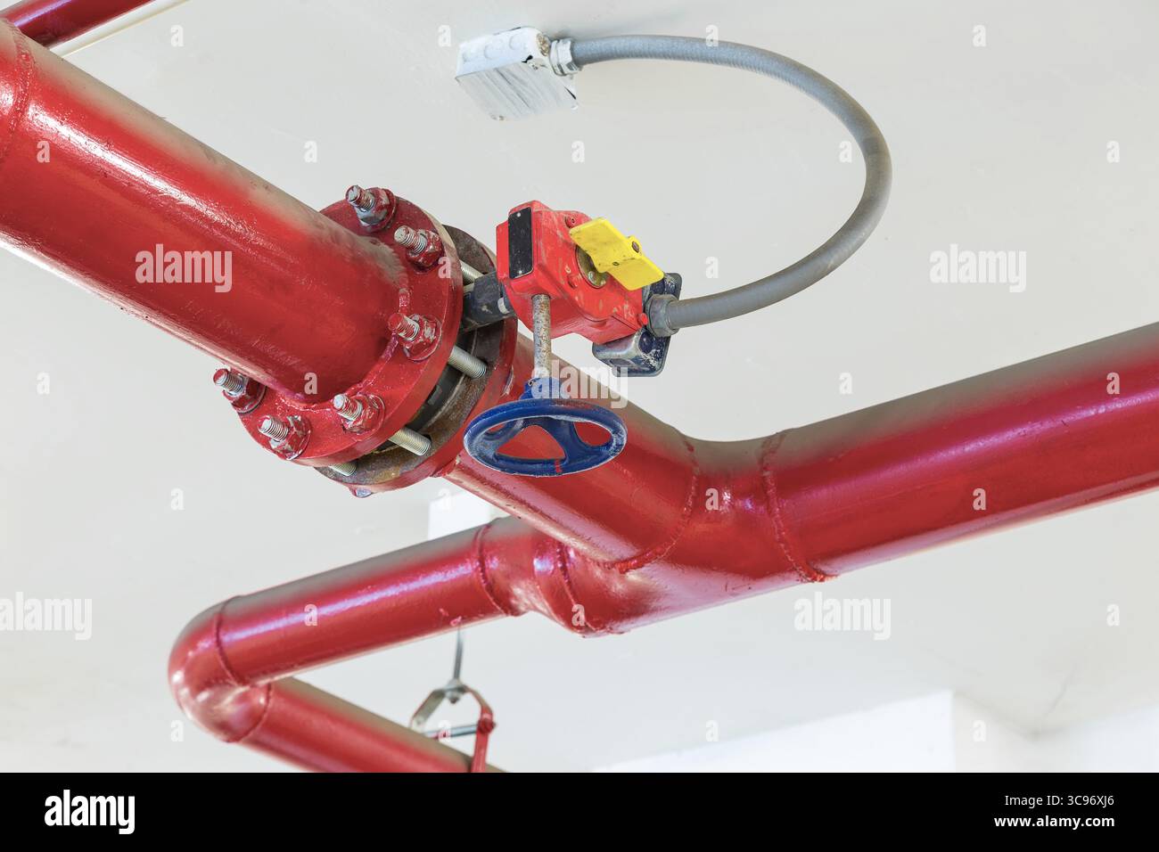 Tubi e valvole dell'impianto sprinkler nell'industria automobilistica. Foto Stock