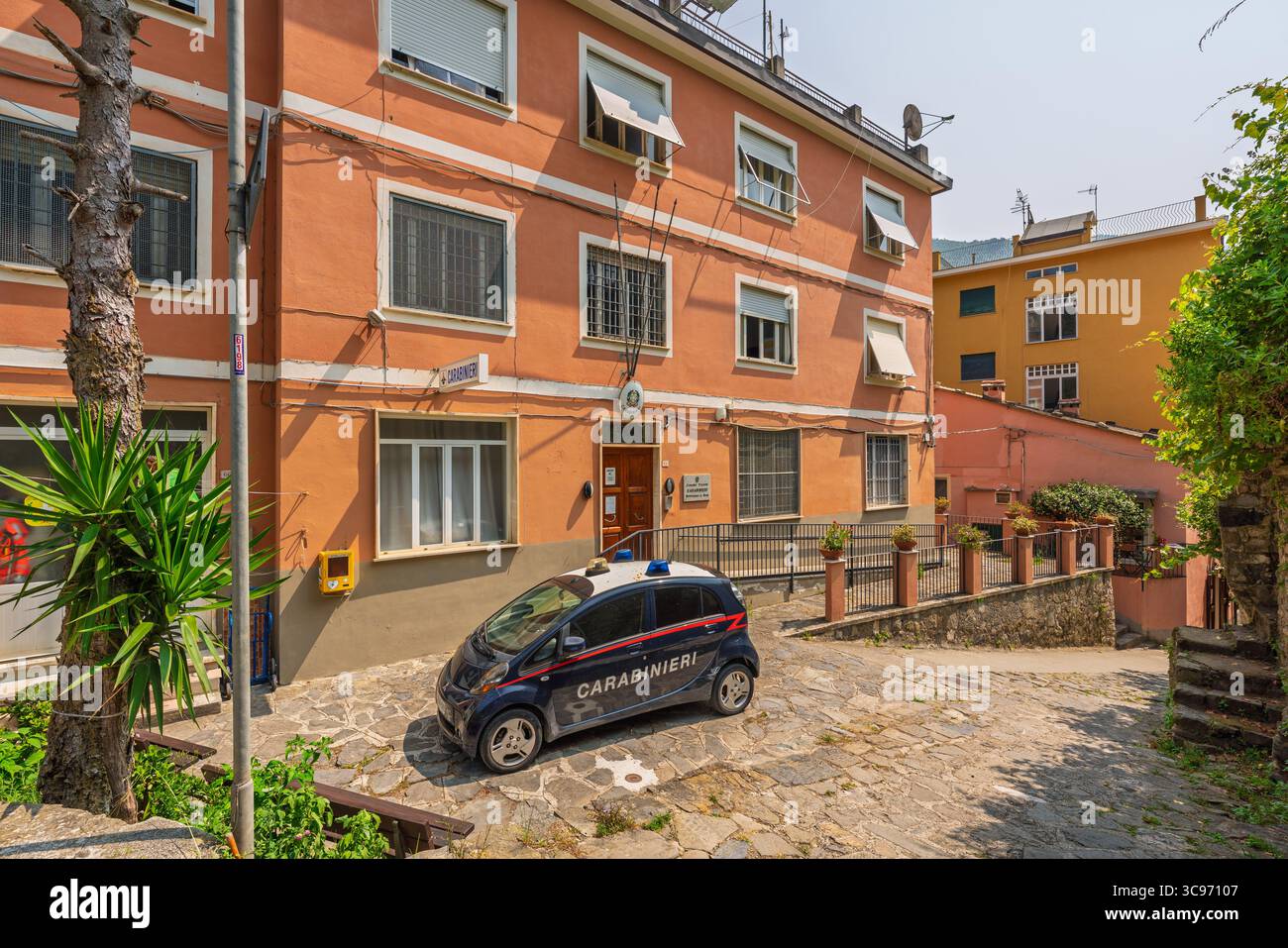 Monterosso al Mare, Italia. 10 giugno 2025. Un veicolo ufficiale della polizia dei Carabinieri parcheggiato fuori da un edificio Foto Stock