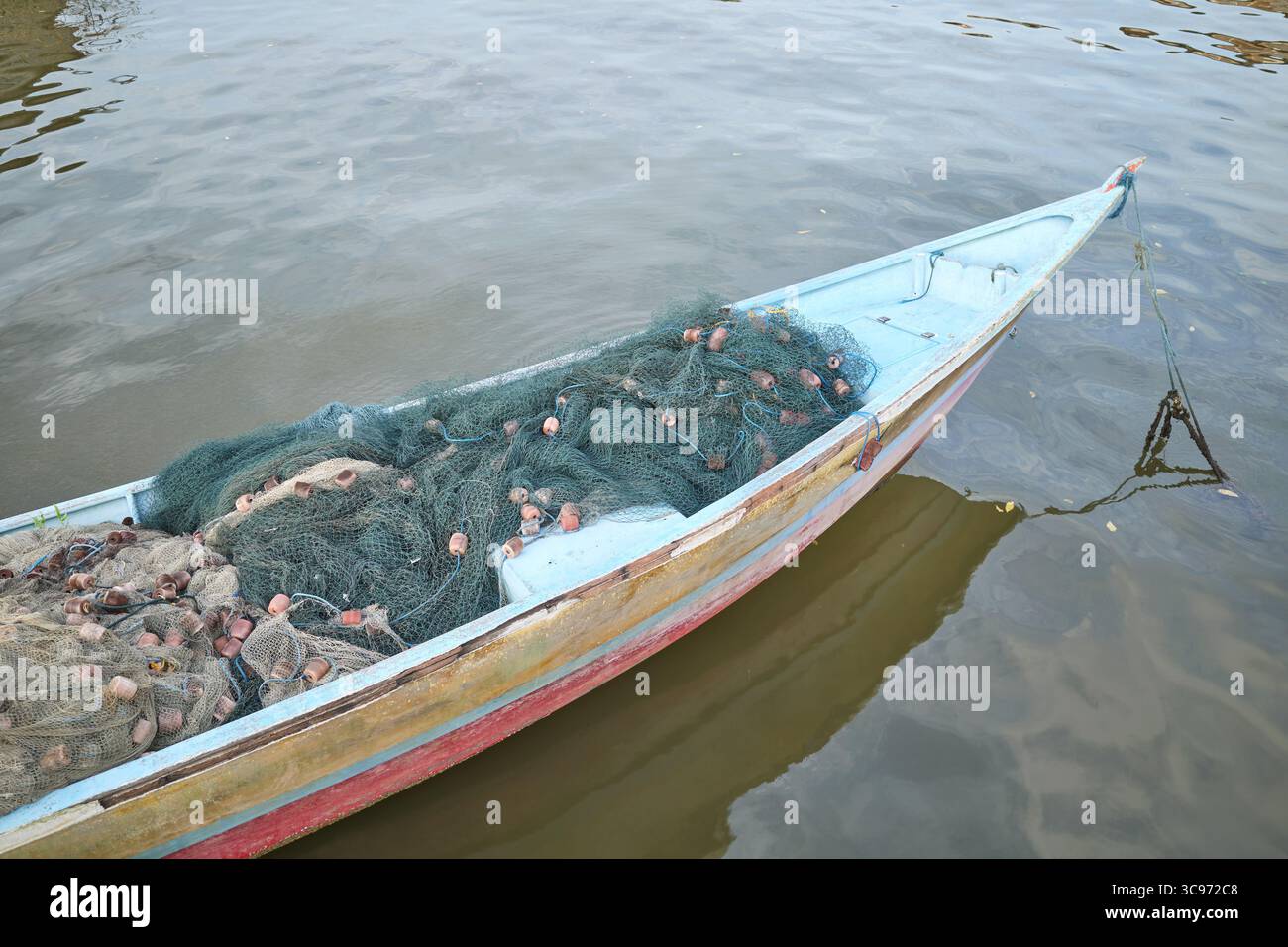 Reti da pesca in una vecchia barca di legno. Foto Stock