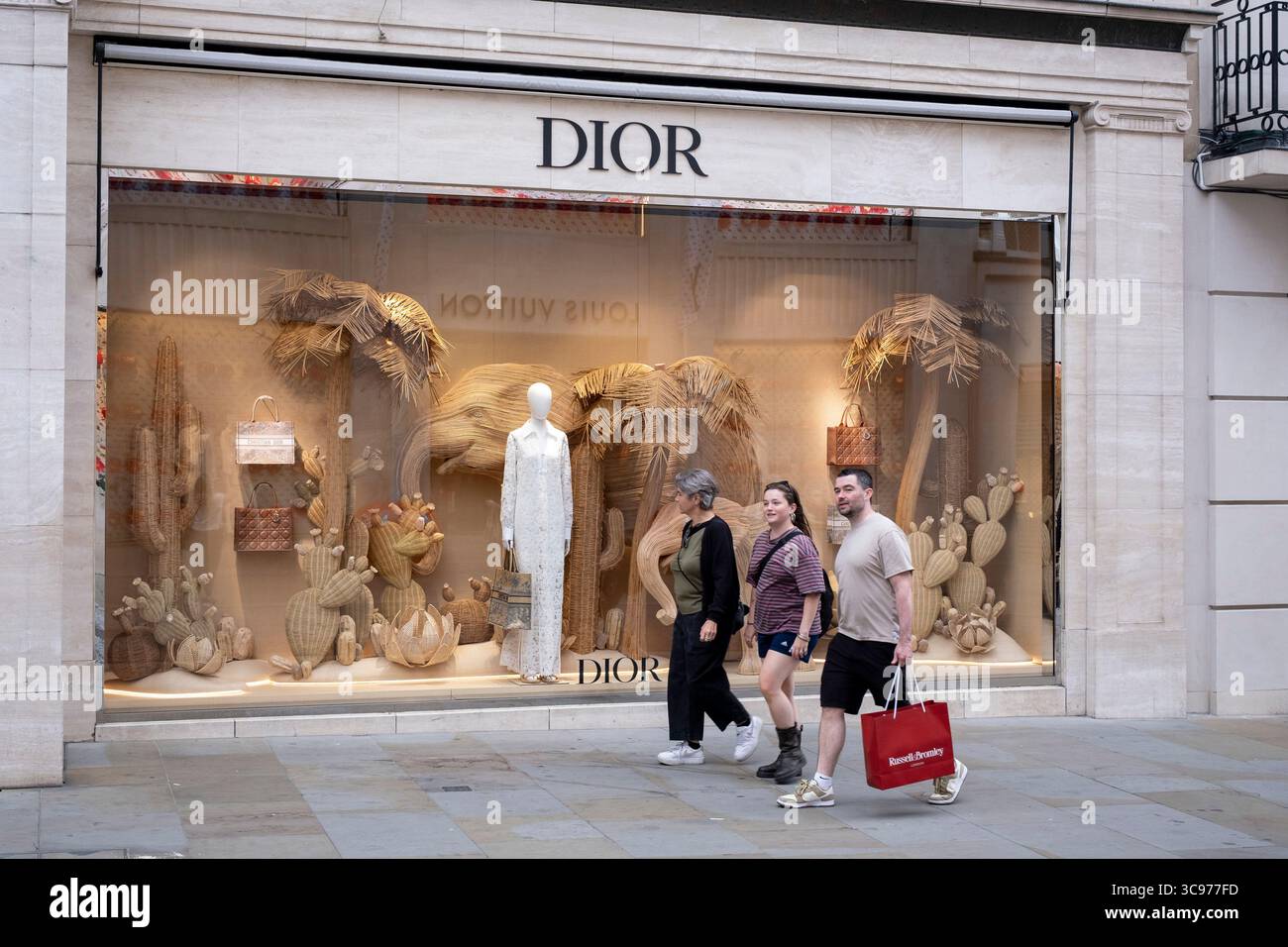 Dior su Bond Street il 3 agosto 2025 a Londra, Regno Unito. Bond Street è una delle strade principali del quartiere dello shopping del West End ed è molto elegante. E' stata una strada di shopping alla moda dal XVIII secolo. Il ricco e ricco negozio qui, principalmente per la moda di lusso e gioielli. Foto Stock