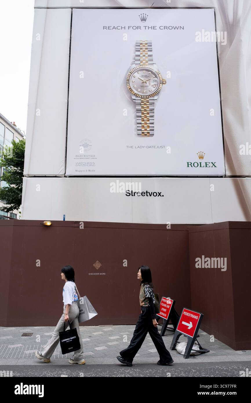 Rolex osserva che si sta accumulando nell'ex edificio Fenwick, che è in fase di ristrutturazione al 53-63 di New Bond Street il 3 agosto 2025 a Londra, Regno Unito. Bond Street è una delle strade principali del quartiere dello shopping del West End ed è molto elegante. E' stata una strada di shopping alla moda dal XVIII secolo. Il ricco e ricco negozio qui, principalmente per la moda di lusso e gioielli. Foto Stock