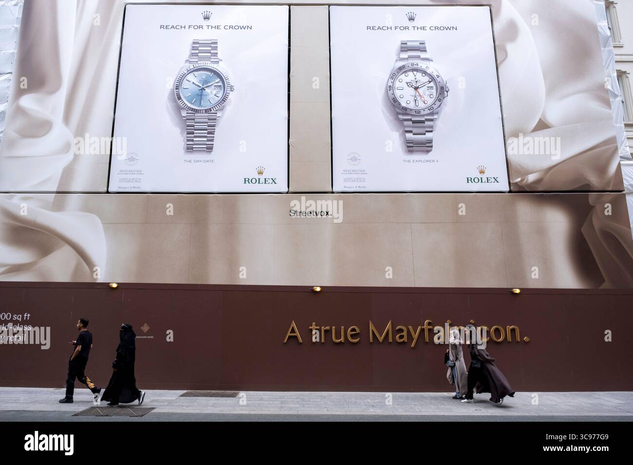 Rolex osserva che si sta accumulando nell'ex edificio Fenwick, che è in fase di ristrutturazione al 53-63 di New Bond Street il 3 agosto 2025 a Londra, Regno Unito. Bond Street è una delle strade principali del quartiere dello shopping del West End ed è molto elegante. E' stata una strada di shopping alla moda dal XVIII secolo. Il ricco e ricco negozio qui, principalmente per la moda di lusso e gioielli. Foto Stock