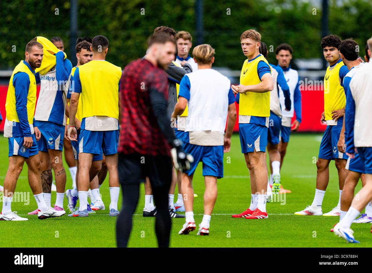 Rotterdam, Paesi Bassi. 5 agosto 2025. Rotterdam - Bart Nieuwkoop di Feyenoord, Jan Plug di Feyenoord, Stephano Carrillo di Feyenoord durante l'allenamento del Feyenoord in preparazione del duello di qualificazione alla UEFA Champions League contro il Fenerbahce SK al Trainingscomplex 1908 il 5 agosto 2025 a Rotterdam, Paesi Bassi. Credito: Foto Box to Box/Alamy Live News Foto Stock
