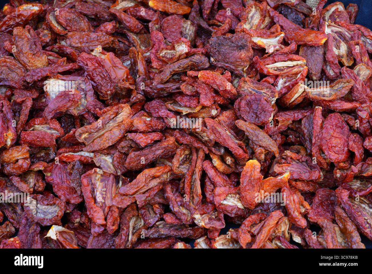 Pomodori secchi sfusi in un mercato agricolo francese Foto Stock