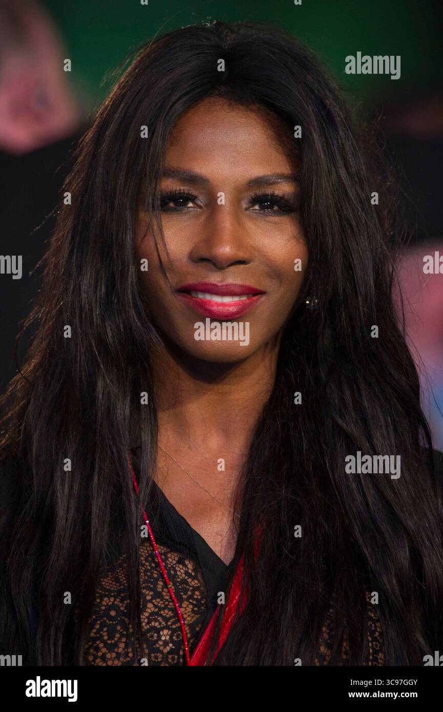 Londra, Inghilterra, 03.17.2016 Sinitta partecipa alla prima europea di "Eddie the Eagle" a Odeon Leicester Square a Londra Foto Stock