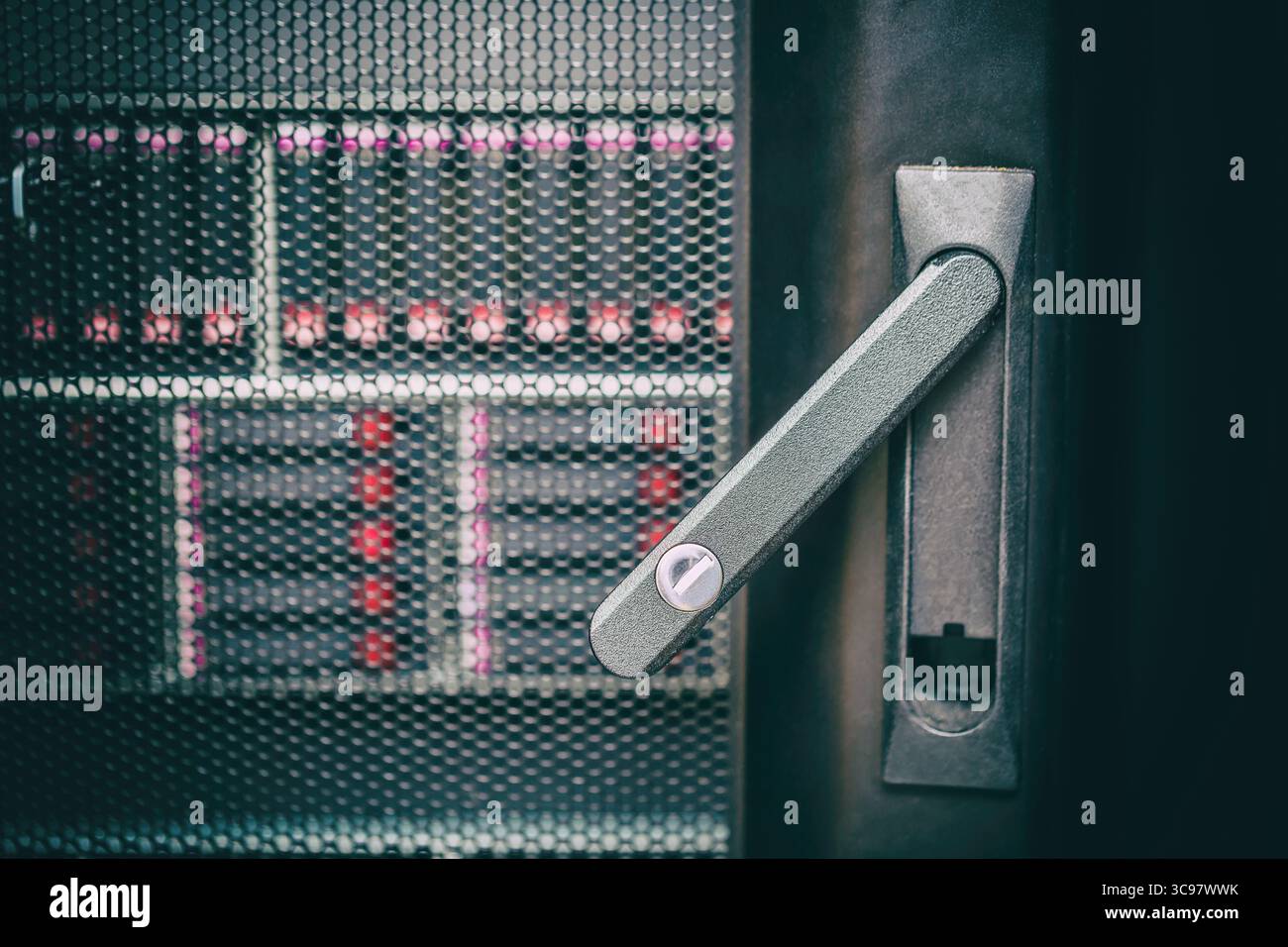 Concetto di vulnerabilità della sicurezza dei dati IT. Chiusura dello sportello del rack server aperto. Dischi di archiviazione nel rack Foto Stock