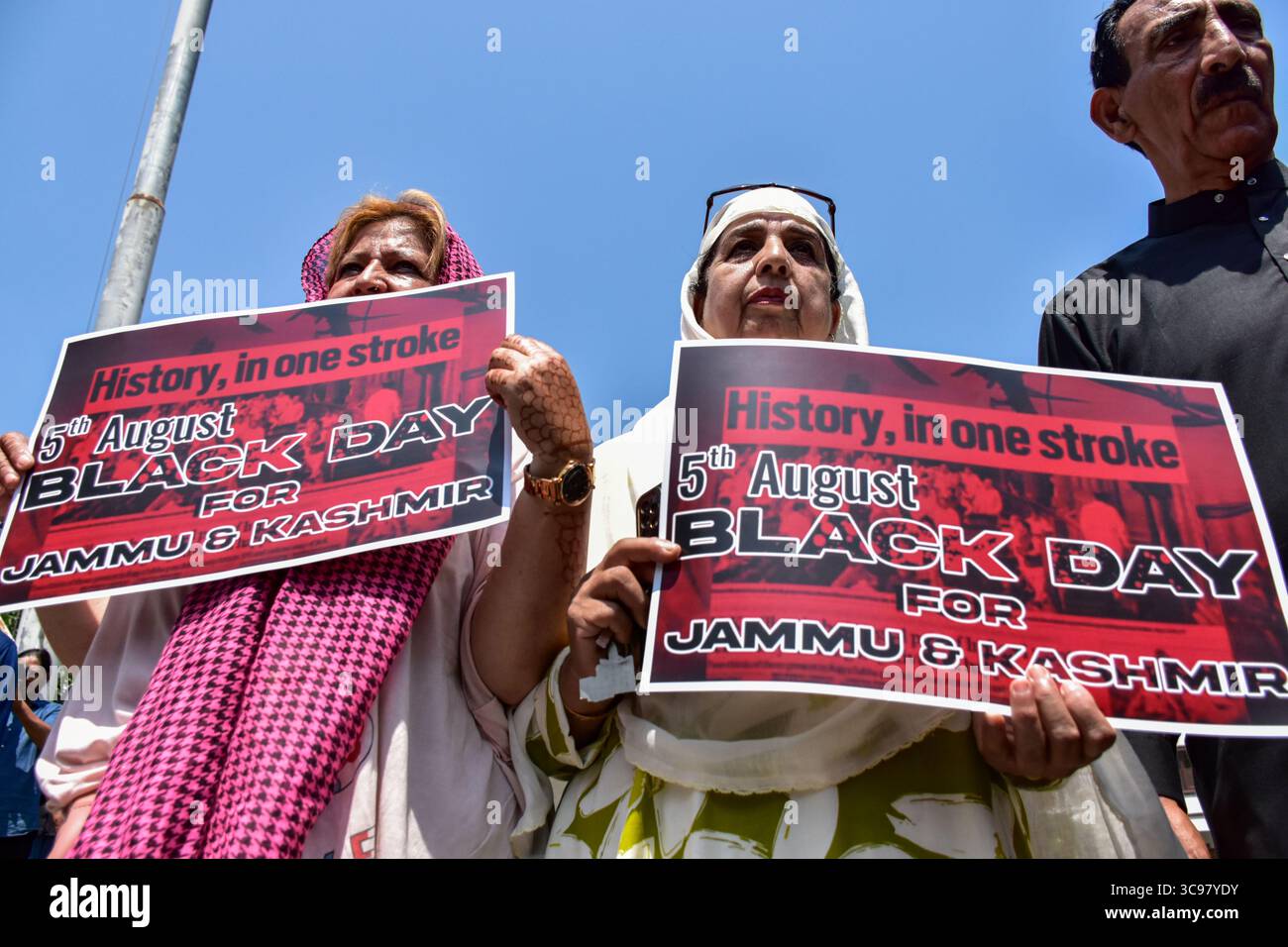 Srinagar, India. 5 agosto 2025. I sostenitori del Congresso Nazionale Indiano (Inc) detengono cartelli durante una protesta contro l'abrogazione dell'articolo 370 e dell'articolo 35A che fornivano uno status speciale al Jammu e al Kashmir e contro il suo declassamento da uno Stato a un territorio dell'Unione. Credito: SOPA Images Limited/Alamy Live News Foto Stock