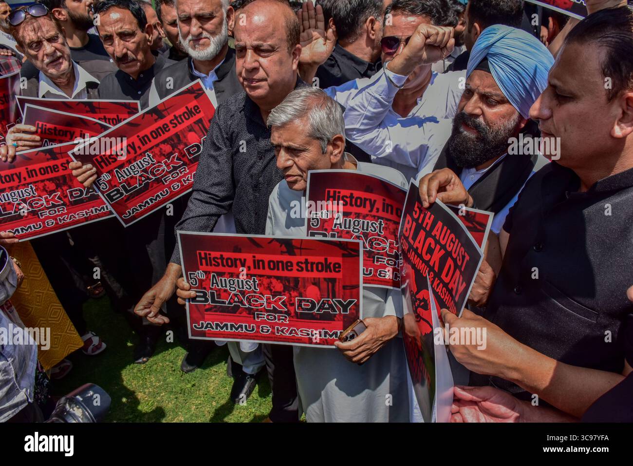 Srinagar, India. 5 agosto 2025. I sostenitori del Congresso Nazionale Indiano (Inc) detengono cartelli durante una protesta contro l'abrogazione dell'articolo 370 e dell'articolo 35A che fornivano uno status speciale al Jammu e al Kashmir e contro il suo declassamento da uno Stato a un territorio dell'Unione. Credito: SOPA Images Limited/Alamy Live News Foto Stock