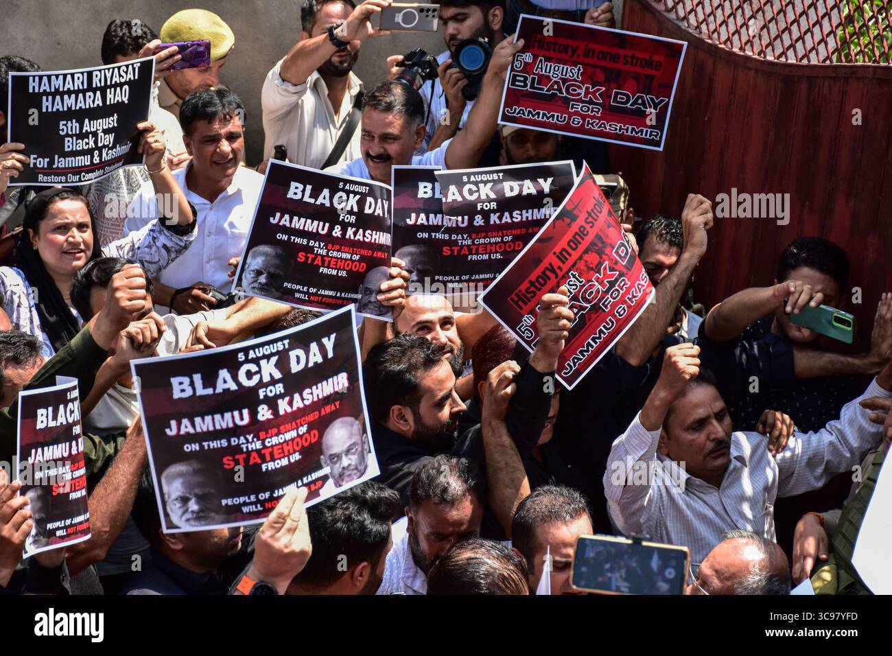 Srinagar, India. 5 agosto 2025. I sostenitori del Congresso Nazionale Indiano (Inc) detengono cartelli durante una protesta contro l'abrogazione dell'articolo 370 e dell'articolo 35A che fornivano uno status speciale al Jammu e al Kashmir e contro il suo declassamento da uno Stato a un territorio dell'Unione. Credito: SOPA Images Limited/Alamy Live News Foto Stock
